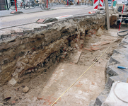 840407 Afbeelding van een archeologische opgraving in de Bijlhouwerstraat bij de Bijlhouwerbrug te Utrecht, waarbij ...